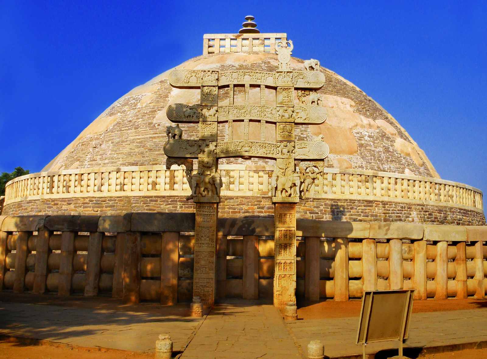 Great Stupa, Madhya Pradesh (Sanchi, India). Photo by Raveesh Vyas, CC BY-SA 2.0.