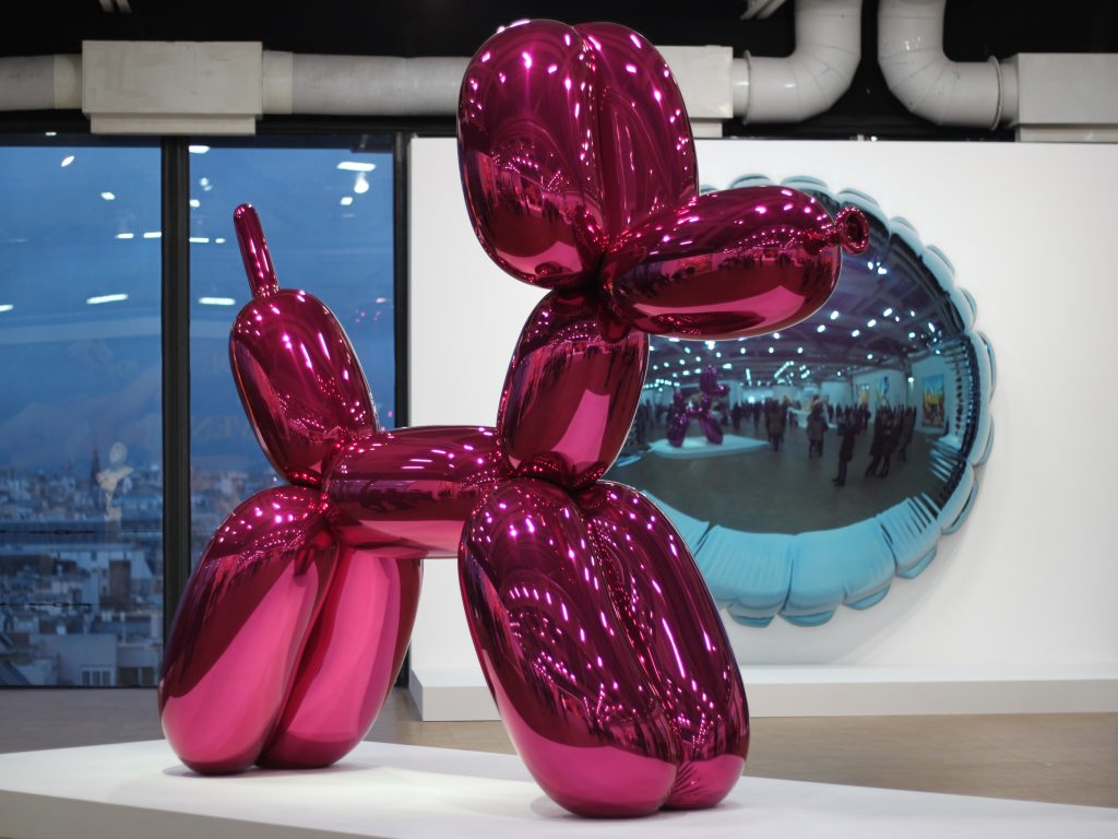 Jeff Koons, Balloon Dog, mirror-polished stainless steel with transparent color coating, 2014 (Exhibition Center Pompidou, Paris). Photo: Public Domain.