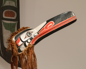 Mungo Martin, Gwaxwiwe' Hamsiwe' (Mask of the Raven Man-Eater), red cedar, red cedar bark, paint, ca. 1940 (Seattle Art Museum, Seattle). Photo: Difference engine, CC BY-SA 4.0.