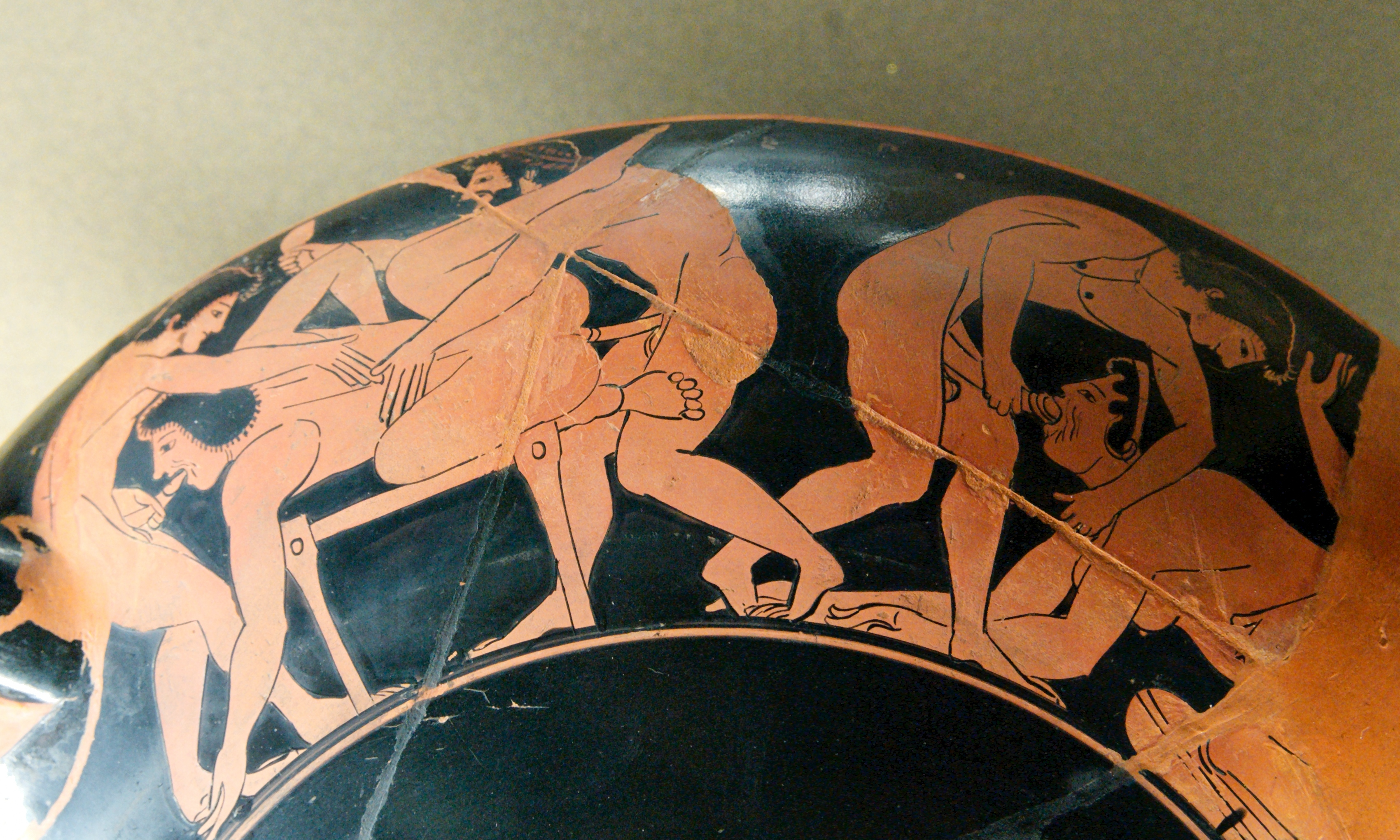 Painter of Pédieus (?), Erotic scene on the rim of an Attic red-figure kylix (wine cup), terracotta, ca. 510 B.C.E. (Musée du Louvre, Paris). Photo by Marie-Lan Nguyen, CC BY 3.0.