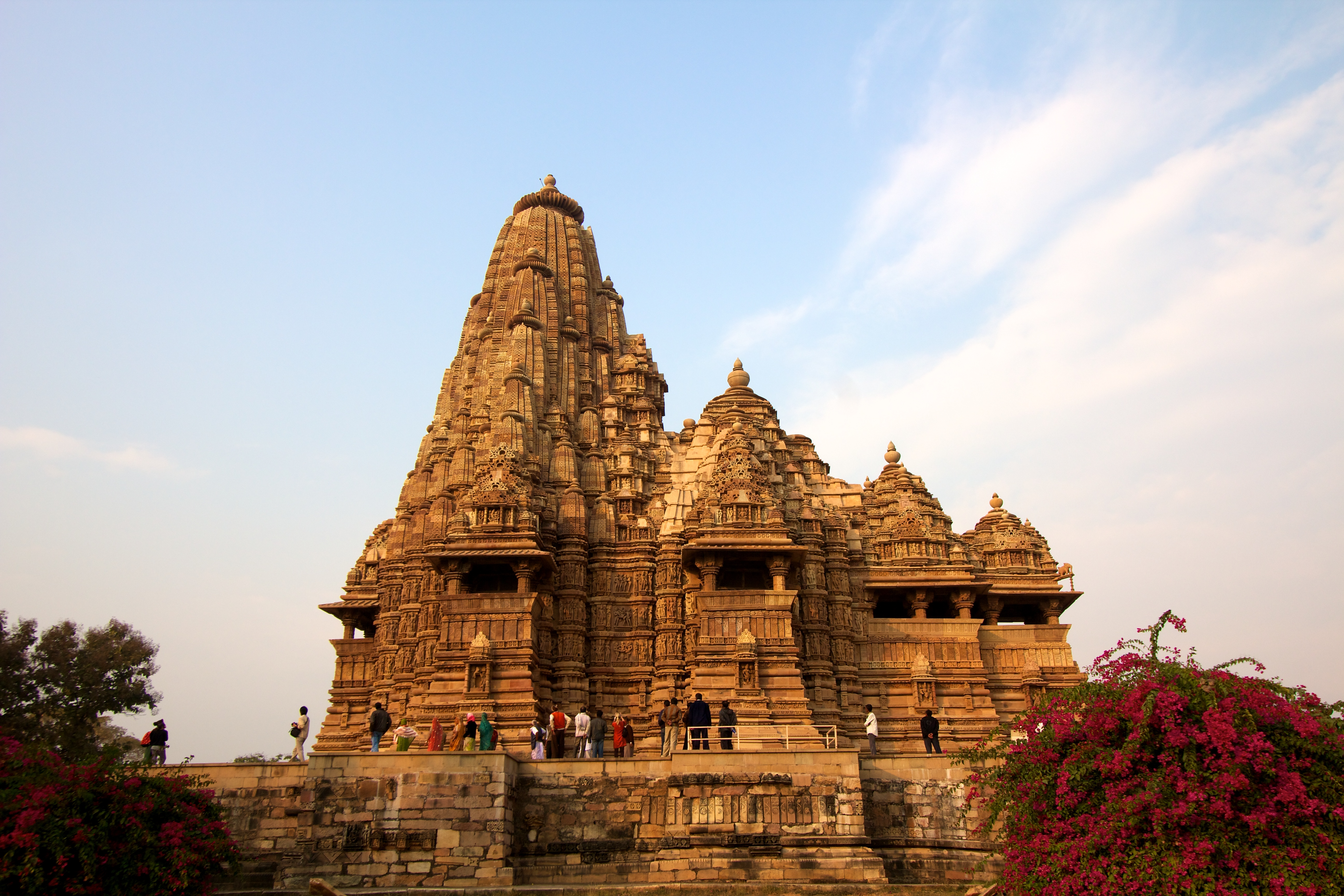 Kandariya Mahadeva Temple, ca. 1030 (Khajuraho, India). Photo by Ramón, CC BY-SA 2.0.