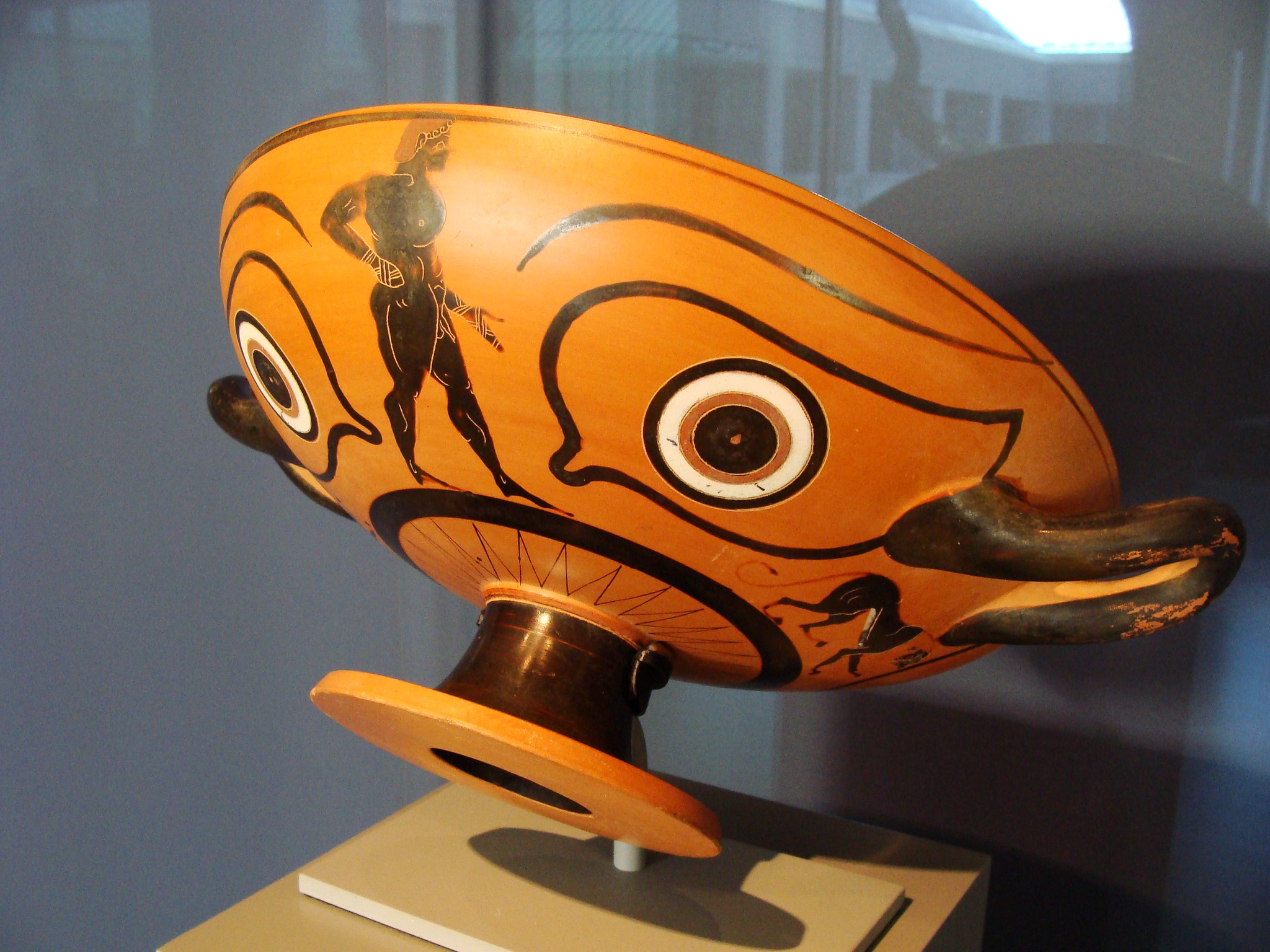 Workshop of Nikosthenes, Kylix, Athens, Greece, 530/520 BCE. Art Institute of Chicago. Photo: Lucas Livingston, CC BY 2.0