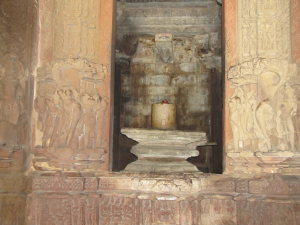 Kandariya Mahadeva Temple (Linga), ca. 1030 (Khajuraho, India). Photo by Rajenver, CC BY-SA 3.0.
