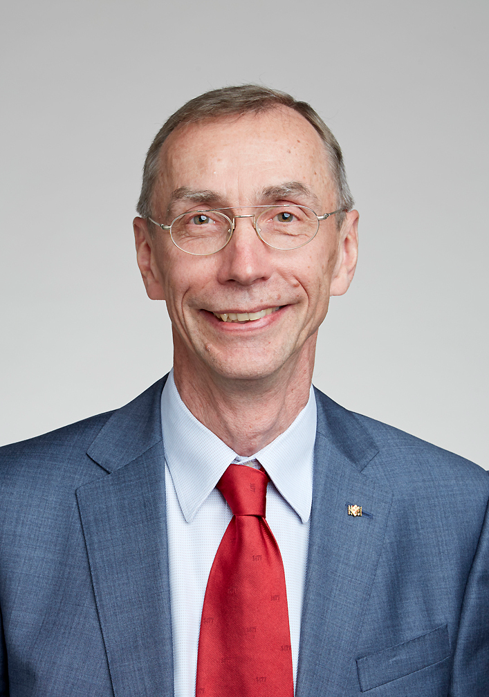 Photograph of Dr. Svante Pääbo in a blue suit and red tie.